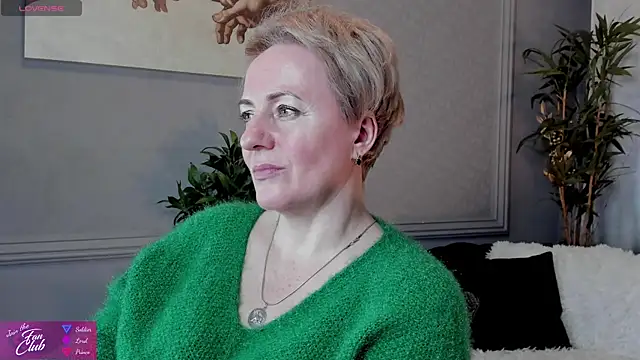 Nika Smit online show from February 7, 2025, 1:11 pm