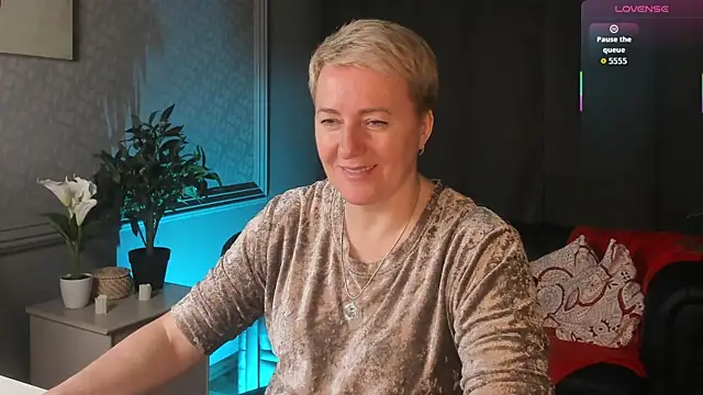 Nika Smit online show from April 4, 2026, 5:03 am