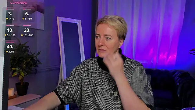 Nika Smit online show from November 9, 2025, 5:11 am