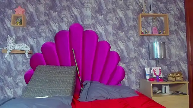 EMMAPARISS online show from November 18, 2025, 2:42 pm