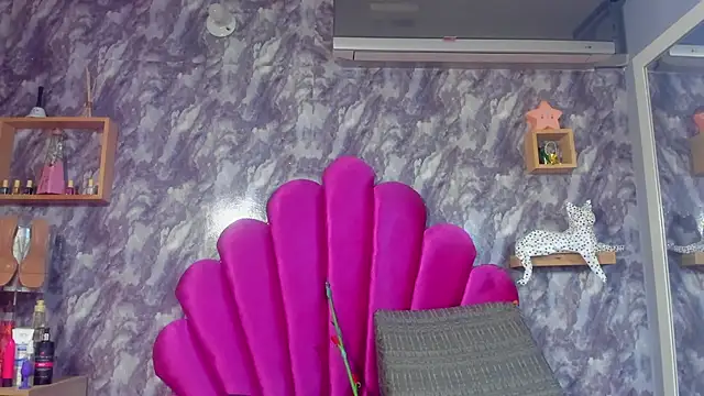 Snapshot of EMMAPARISS chatting on December 19, 2025, 12:07 pm EMMAPARISS online show from December 19, 2025, 12:07 pm