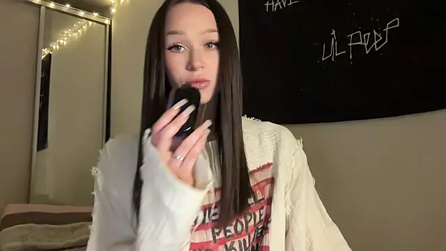 Snapshot of ur_molly chatting on November 4, 2025, 12:42 pm ur molly online show from November 4, 2025, 12:42 pm