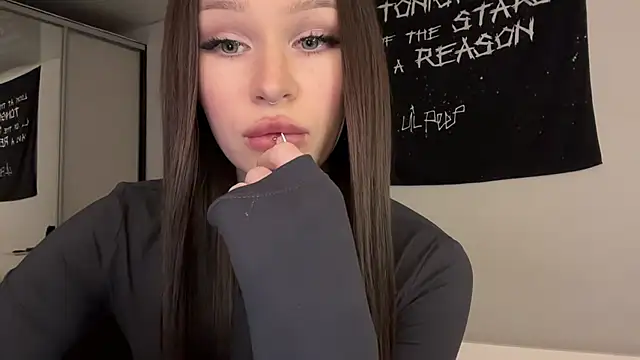 Snapshot of ur_molly chatting on December 3, 2025, 3:00 pm ur molly online show from December 3, 2025, 3:00 pm