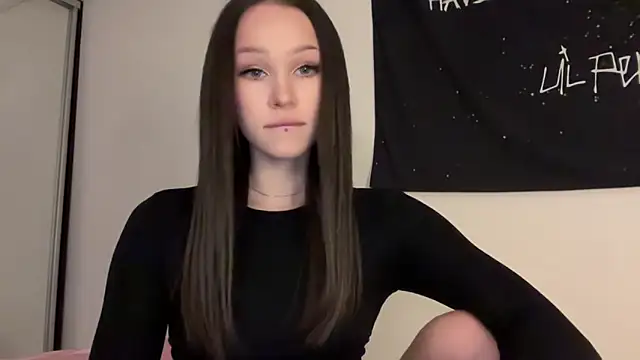 Snapshot of ur_molly chatting on October 27, 2025, 2:40 pm ur molly online show from October 27, 2025, 2:40 pm