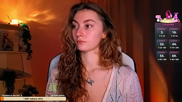 Snapshot of lady_curls chatting on April 17, 2026, 8:33 pm lady curls online show from April 17, 2026, 8:33 pm