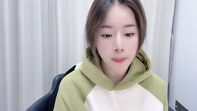 chloe-01 online show from December 15, 2024, 12:28 pm