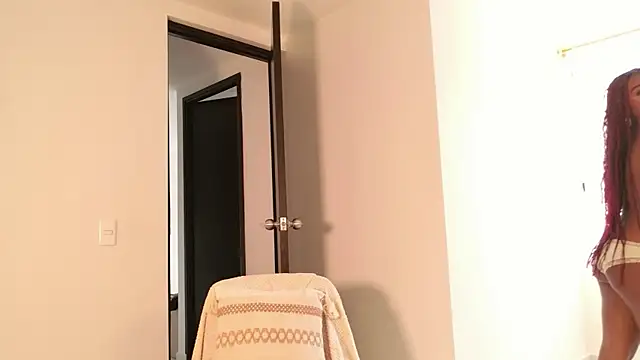 Snapshot of Lorena_Vieira_ chatting on October 17, 2025, 5:48 pm Lorena Vieira  online show from October 17, 2025, 5:48 pm