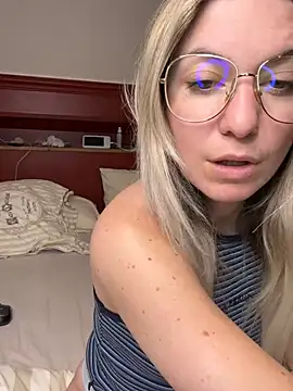 carlaaa online show from April 15, 2026, 8:31 pm