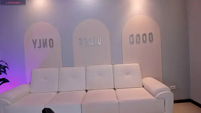 Snapshot of ValeriaRoldanX chatting on April 19, 2026, 10:27 am ValeriaRoldanX online show from April 19, 2026, 10:27 am
