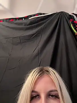 Snapshot of MacTroy chatting on March 1, 2026, 12:32 am MacTroy online show from March 1, 2026, 12:32 am