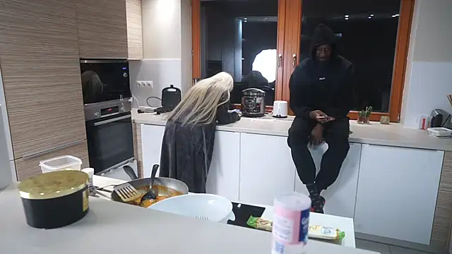 Snapshot of MacTroy chatting on October 9, 2025, 6:19 pm MacTroy online show from October 9, 2025, 6:19 pm