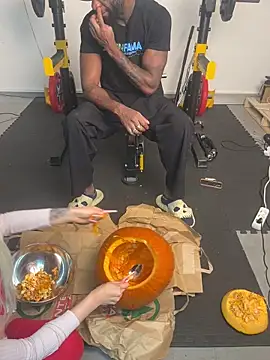 Snapshot of MacTroy chatting on October 16, 2025, 4:48 pm MacTroy online show from October 16, 2025, 4:48 pm