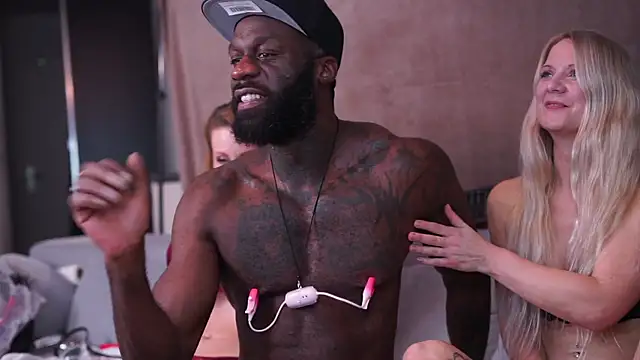 Snapshot of MacTroy chatting on January 9, 2025, 8:44 pm MacTroy online show from January 9, 2025, 8:44 pm