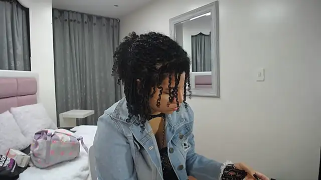 Snapshot of Mayaa_ross chatting on February 4, 2025, 12:40 am Mayaa ross online show from February 4, 2025, 12:40 am