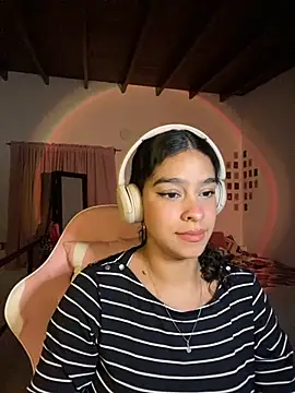 Snapshot of Arteatenea__ chatting on December 4, 2025, 4:22 am Arteatenea online show from December 4, 2025, 4:22 am