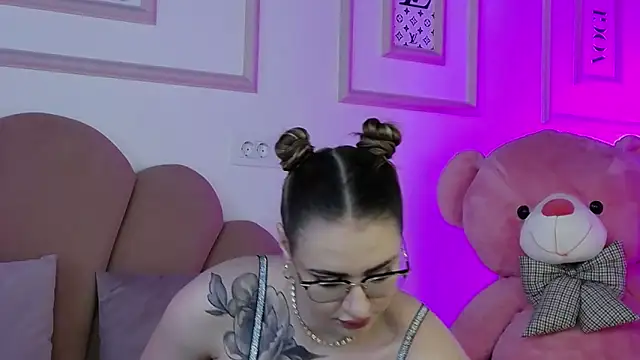 Abby  White online show from May 17, 2026, 4:18 pm