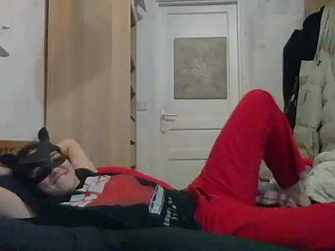 Snapshot of PearMaki chatting on December 4, 2024, 7:17 pm PearMaki online show from December 4, 2024, 7:17 pm