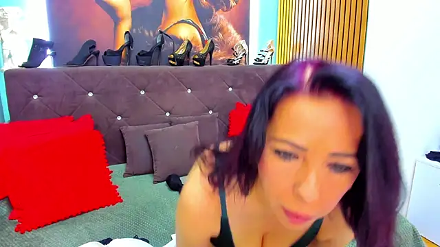 Snapshot of LauraSin chatting on May 30, 2026, 3:35 am LauraSin online show from May 30, 2026, 3:35 am