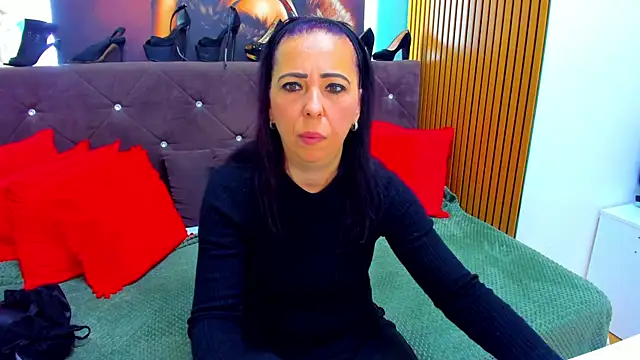 Snapshot of LauraSin chatting on May 1, 2026, 3:33 am LauraSin online show from May 1, 2026, 3:33 am