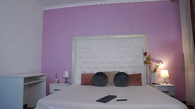 Lenna Paul online show from February 5, 2026, 5:03 am