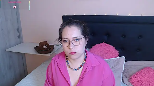 May Carlier online show from October 8, 2025, 2:13 am