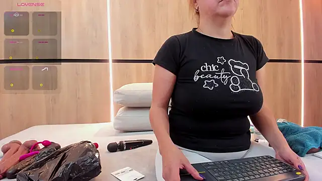 Snapshot of adela_chase chatting on October 31, 2025, 3:03 am adela chase online show from October 31, 2025, 3:03 am