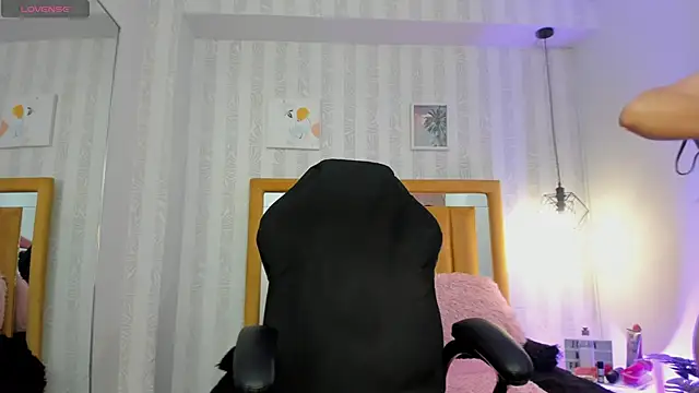 pettit courtny online show from September 30, 2025, 8:04 pm