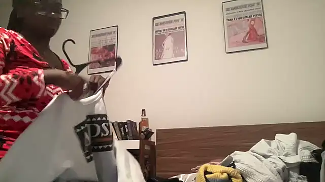 Snapshot of AveryJ99 chatting on December 20, 2024, 10:54 pm AveryJ99 online show from December 20, 2024, 10:54 pm