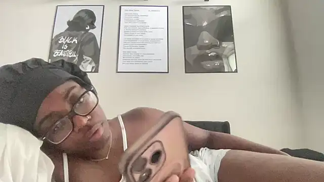 Snapshot of AveryJ99 chatting on April 7, 2026, 1:02 pm AveryJ99 online show from April 7, 2026, 1:02 pm