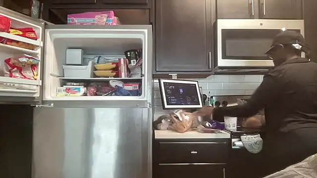 Snapshot of AveryJ99 chatting on April 11, 2026, 2:43 pm AveryJ99 online show from April 11, 2026, 2:43 pm