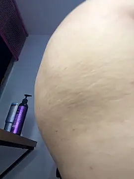 Snapshot of CinnamonCookiez chatting on October 7, 2025, 3:40 am CinnamonCookiez online show from October 7, 2025, 3:40 am