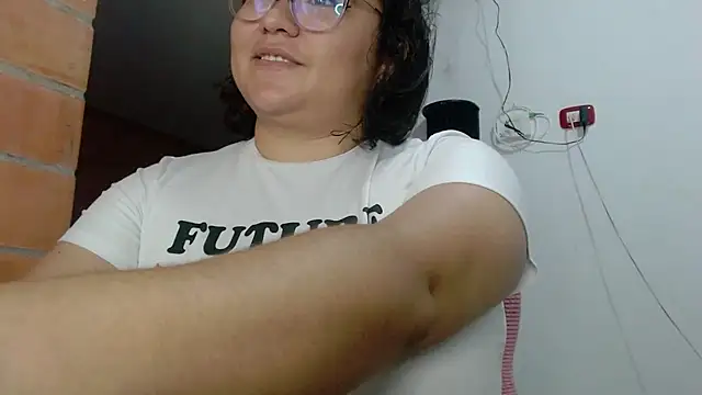 Snapshot of CinnamonCookiez chatting on January 7, 2025, 7:10 am CinnamonCookiez online show from January 7, 2025, 7:10 am