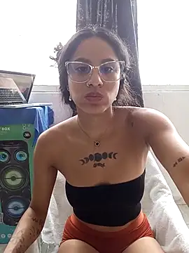 Snapshot of Karii-R chatting on February 4, 2026, 2:45 pm Karii-R online show from February 4, 2026, 2:45 pm