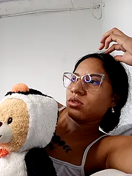 Snapshot of Karii-R chatting on December 18, 2025, 11:25 am Karii-R online show from December 18, 2025, 11:25 am