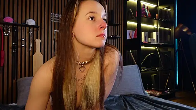Snapshot of Izzy_Inked chatting on March 18, 2026, 8:21 pm Izzy Inked online show from March 18, 2026, 8:21 pm