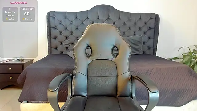  maria foxx  online show from October 4, 2025, 9:27 pm