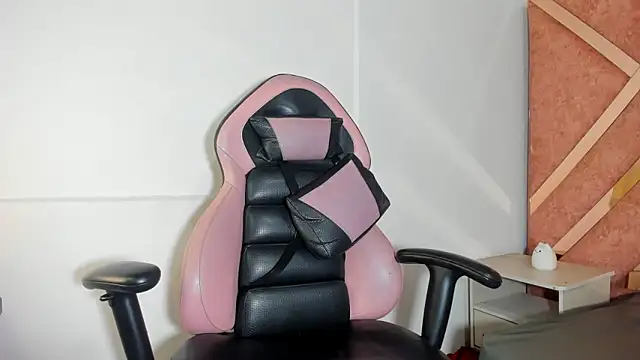 Snapshot of Zaray__ chatting on October 15, 2025, 9:01 pm Zaray online show from October 15, 2025, 9:01 pm