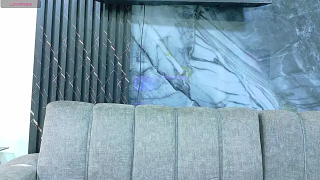 lindsayhoffman18 online show from April 16, 2026, 9:39 pm