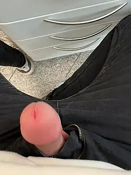 Snapshot of kareem0010 chatting on February 21, 2025, 9:13 am kareem0010 online show from February 21, 2025, 9:13 am