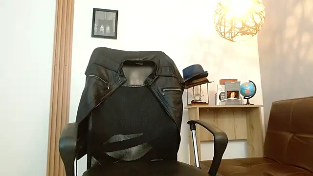 Snapshot of Reiko_85_ chatting on March 22, 2025, 10:48 pm Reiko 85 online show from March 22, 2025, 10:48 pm