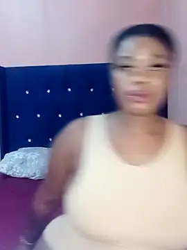 Luciouslips00 online show from April 15, 2026, 12:53 pm