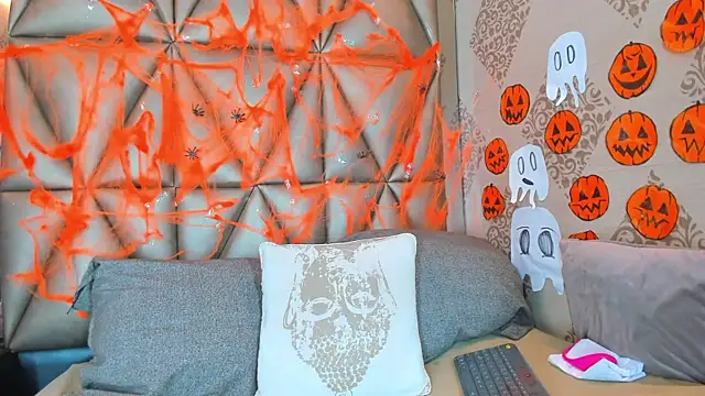 Corina Taylor  online show from November 1, 2025, 11:48 am