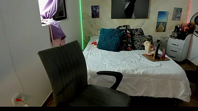 Snapshot of alinabozz1 chatting on February 14, 2026, 9:26 pm alinabozz1 online show from February 14, 2026, 9:26 pm