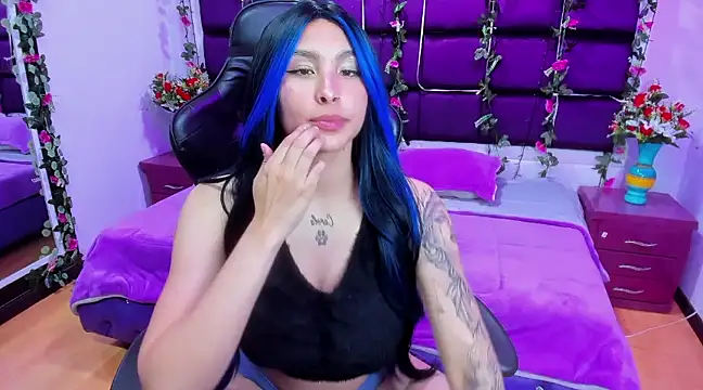 ChloeeTompson  online show from March 6, 2025, 7:25 am