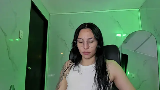 ChloeeTompson  online show from December 23, 2025, 3:06 am