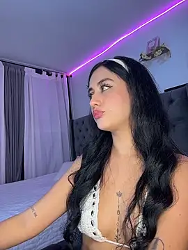 Snapshot of Amiirra_ chatting on December 18, 2025, 3:55 am Amiirra online show from December 18, 2025, 3:55 am