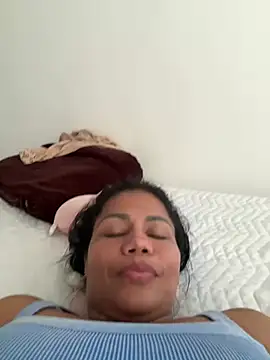 Snapshot of KarenGuzman_ chatting on March 12, 2025, 9:35 pm KarenGuzman online show from March 12, 2025, 9:35 pm