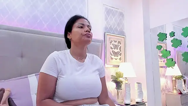 Snapshot of KarenGuzman_ chatting on March 19, 2025, 12:56 pm KarenGuzman online show from March 19, 2025, 12:56 pm