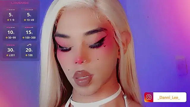 Snapshot of DanniLee_ chatting on November 28, 2025, 10:43 pm DanniLee online show from November 28, 2025, 10:43 pm