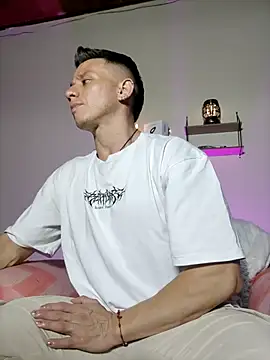 Snapshot of Andrewfalcon chatting on December 17, 2025, 9:09 pm Andrewfalcon online show from December 17, 2025, 9:09 pm